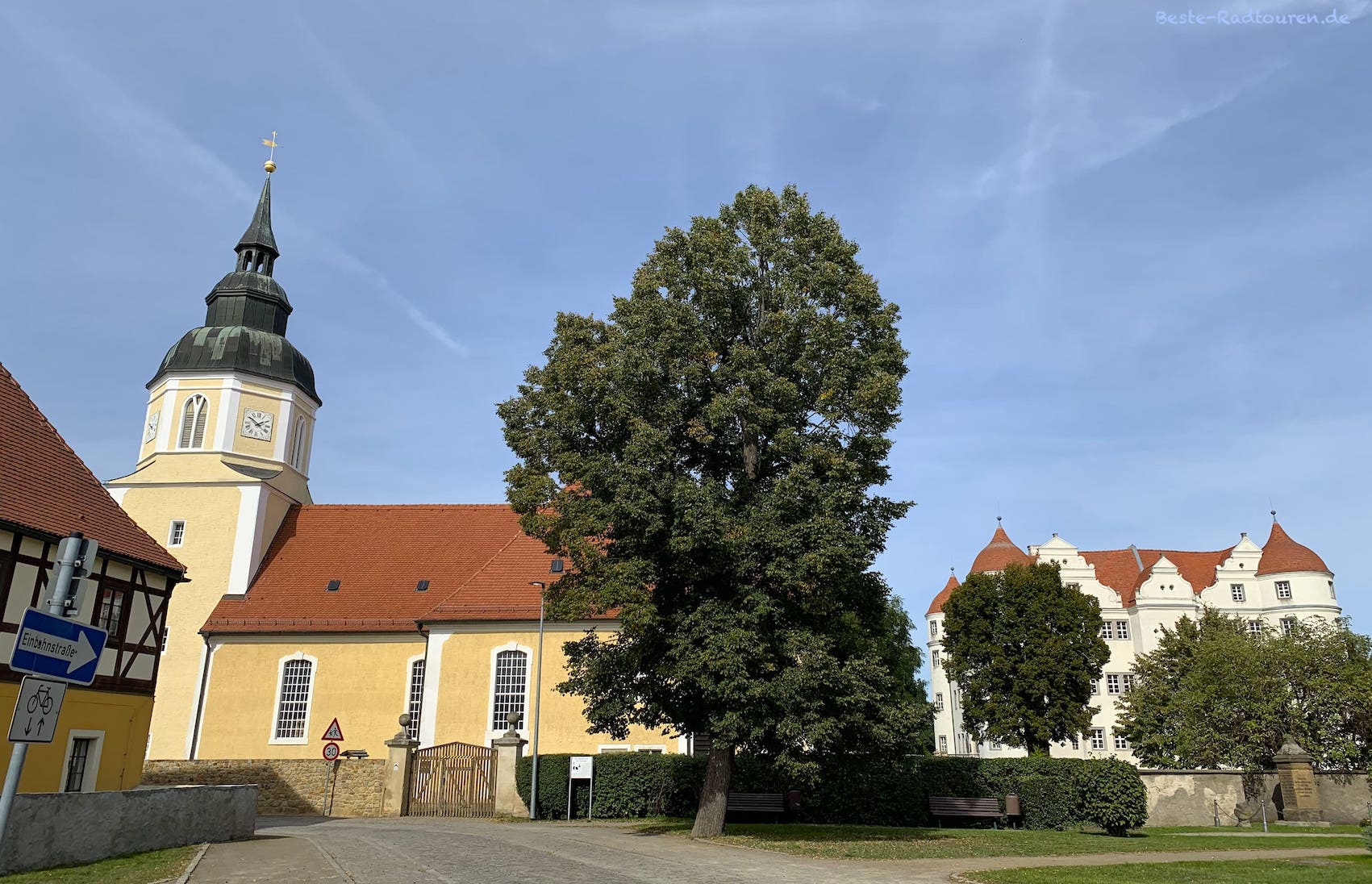 Großkmehlen: Links die St.-Georgs-Kirche, rechts hinten das Schloss