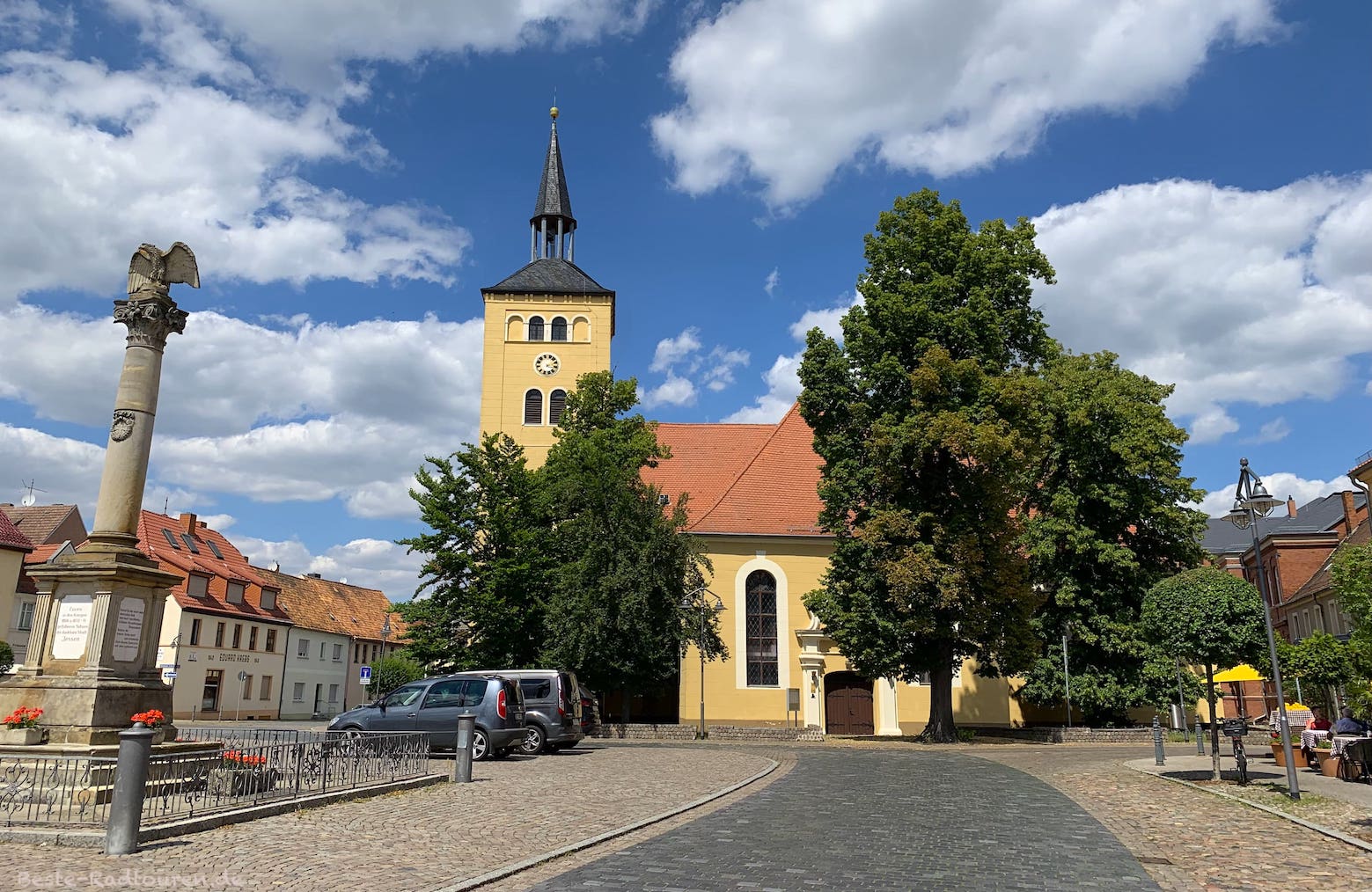Jessen (Elster), Marktplatz mit Kirche St. Nicolai und Heldendenkmal