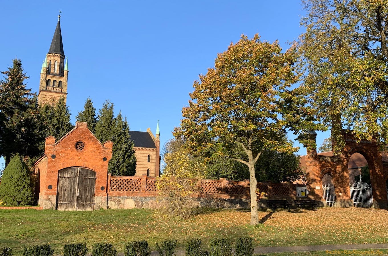 Langen (Gemeinde Fehrbellin), Stüler-Kirche, Torbogen