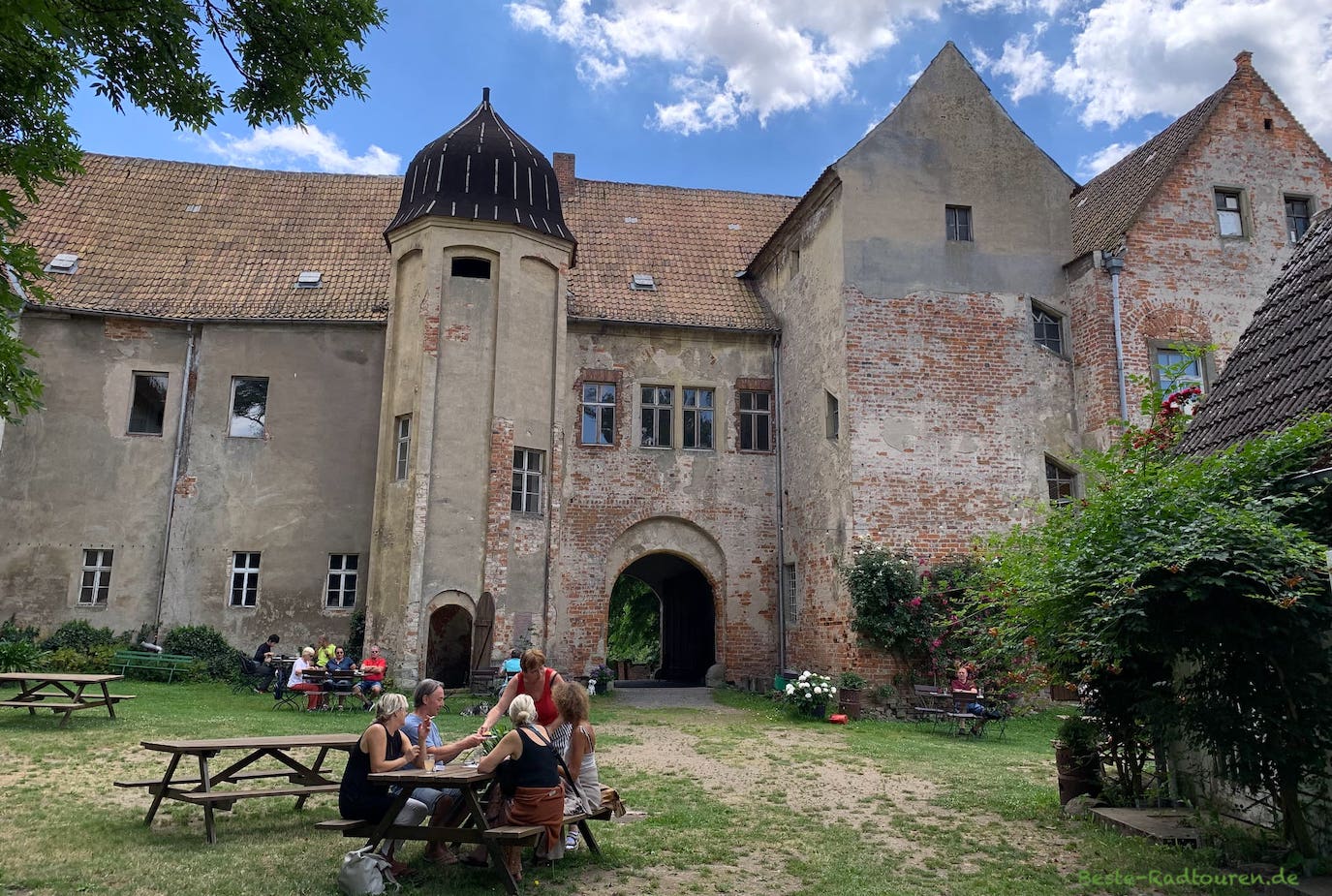 Schloss Klöden, Burggaststätte und Gartenlokal