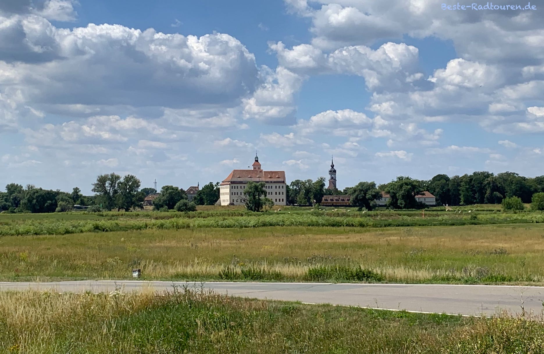 Schloss Pretzsch, Foto vom Elberadweg auf der anderen Seite aus