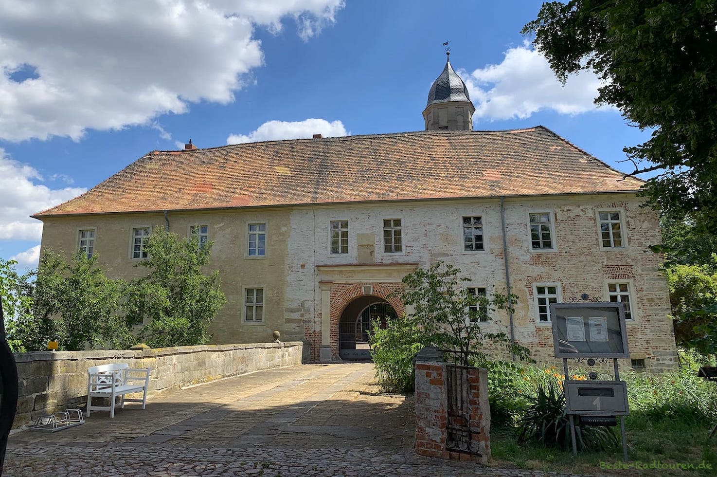 Wasserschloss Hemsendorf, Foto von der Seite, Toreinfahrt / Eingang