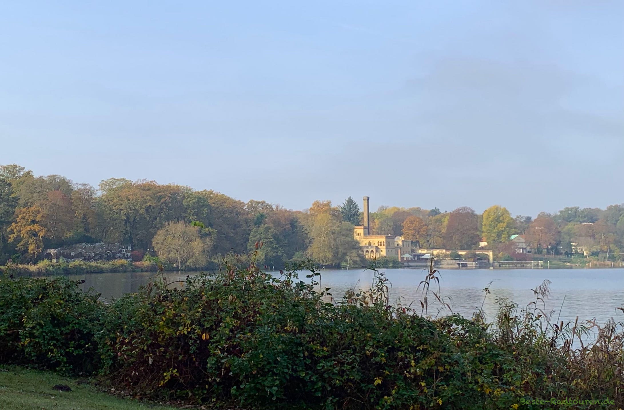 Foto vom Radweg im Neuen Garten Potsdam aus: Jungfernsee, Alte Meierei und Muschelgrotte