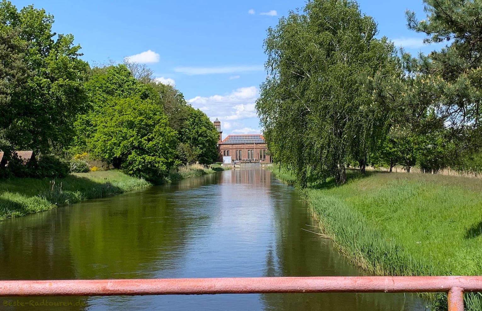 Grießen (Gemeinde Jänschwalde), historisches Wasserkraftwerk, Foto von weitem