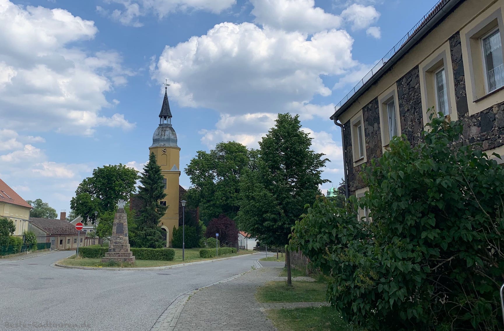 Groß Leuthen: Kirche, Kriegerdenkmal und Wohnhaus aus Feldstein