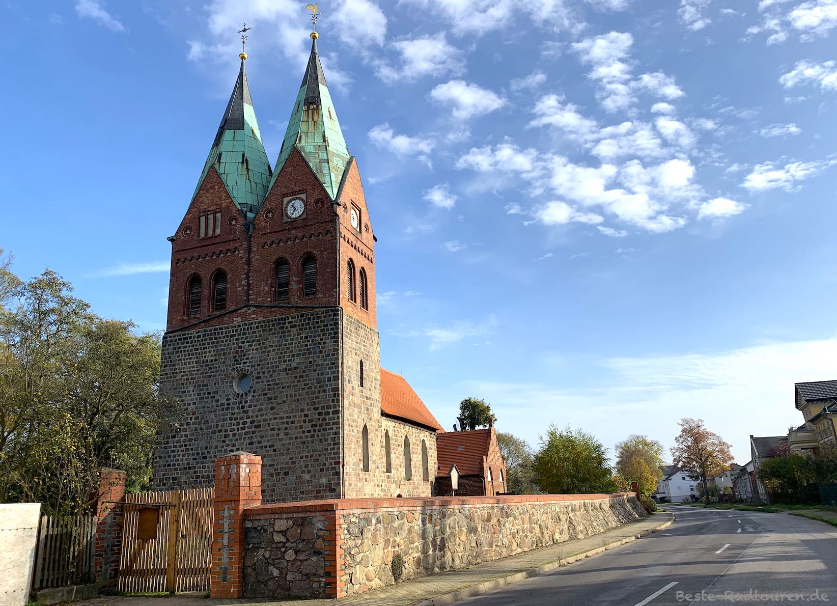 Kirche / Dorfkirche Willmersdorf, Foto von vorn