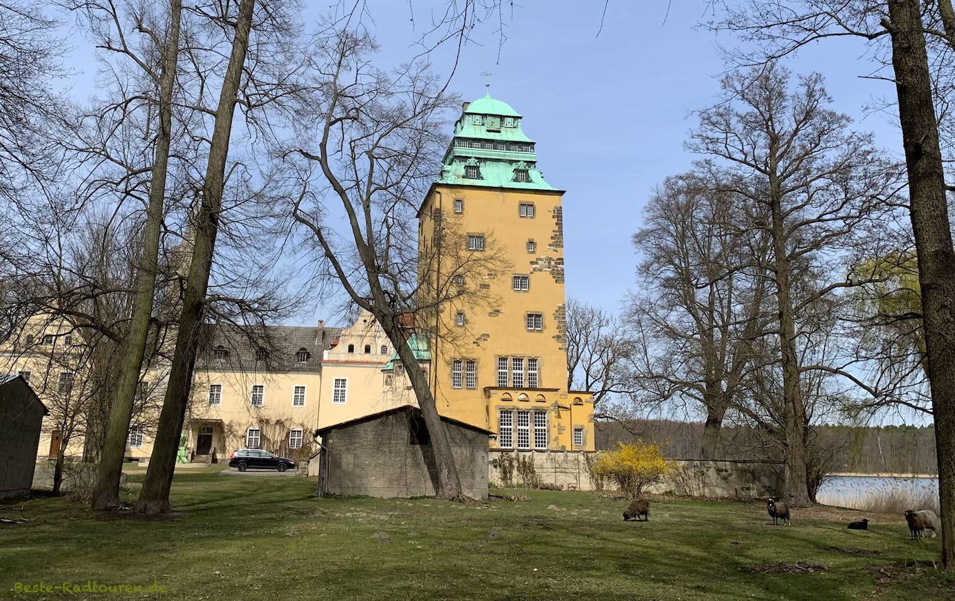 Schloss Groß Leuthen im Ganzen, Foto vom Zaun aus