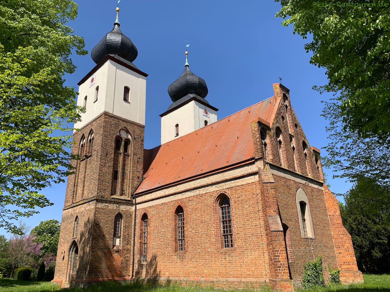 Wallfahrtskirche und Dorfkirche von Tremmen, Foto von schräg hinten (von Südost)