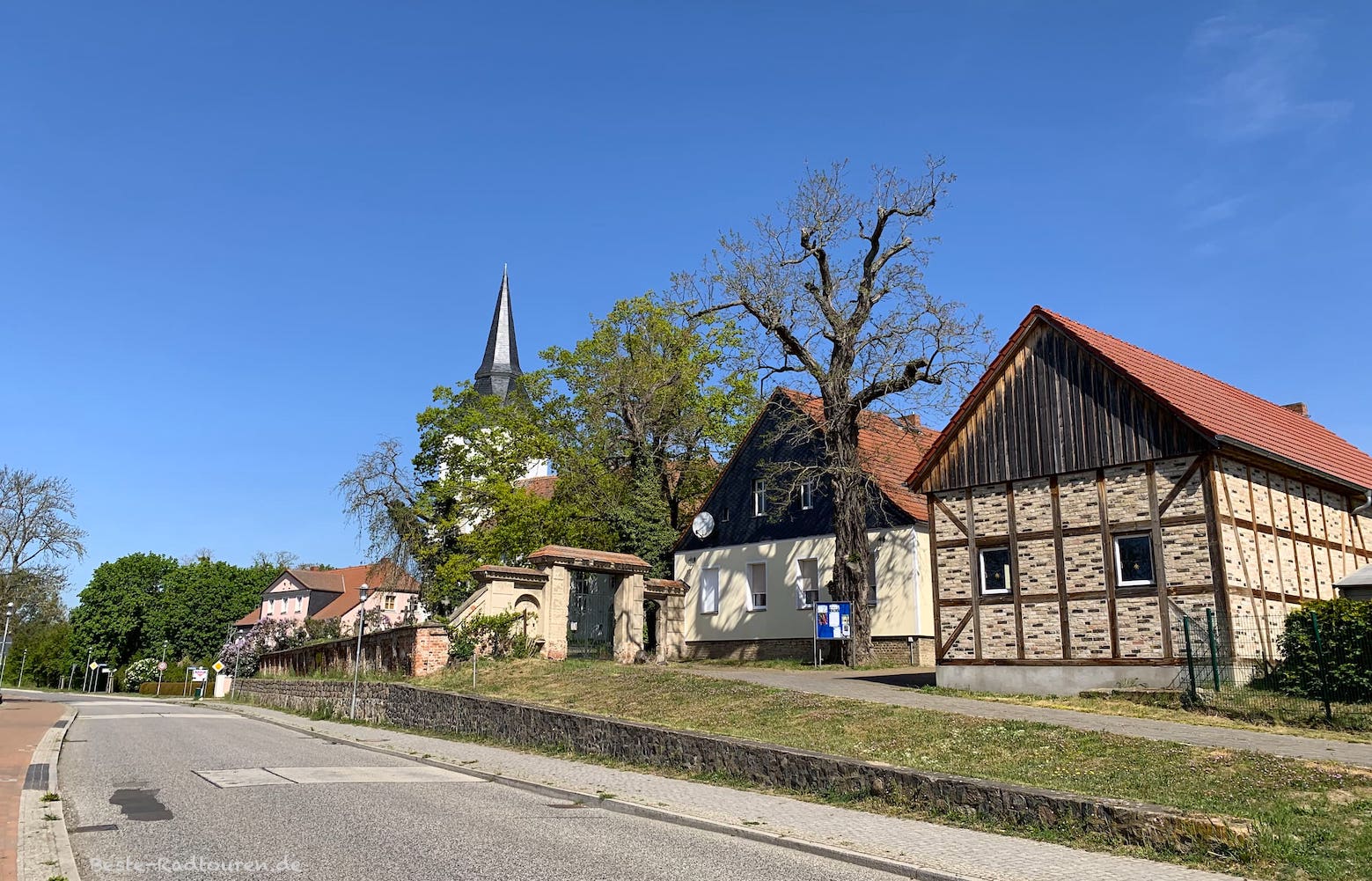 In Dyrotz, Ortsteil von Wustermark, Kirche; Foto vom Radweg aus