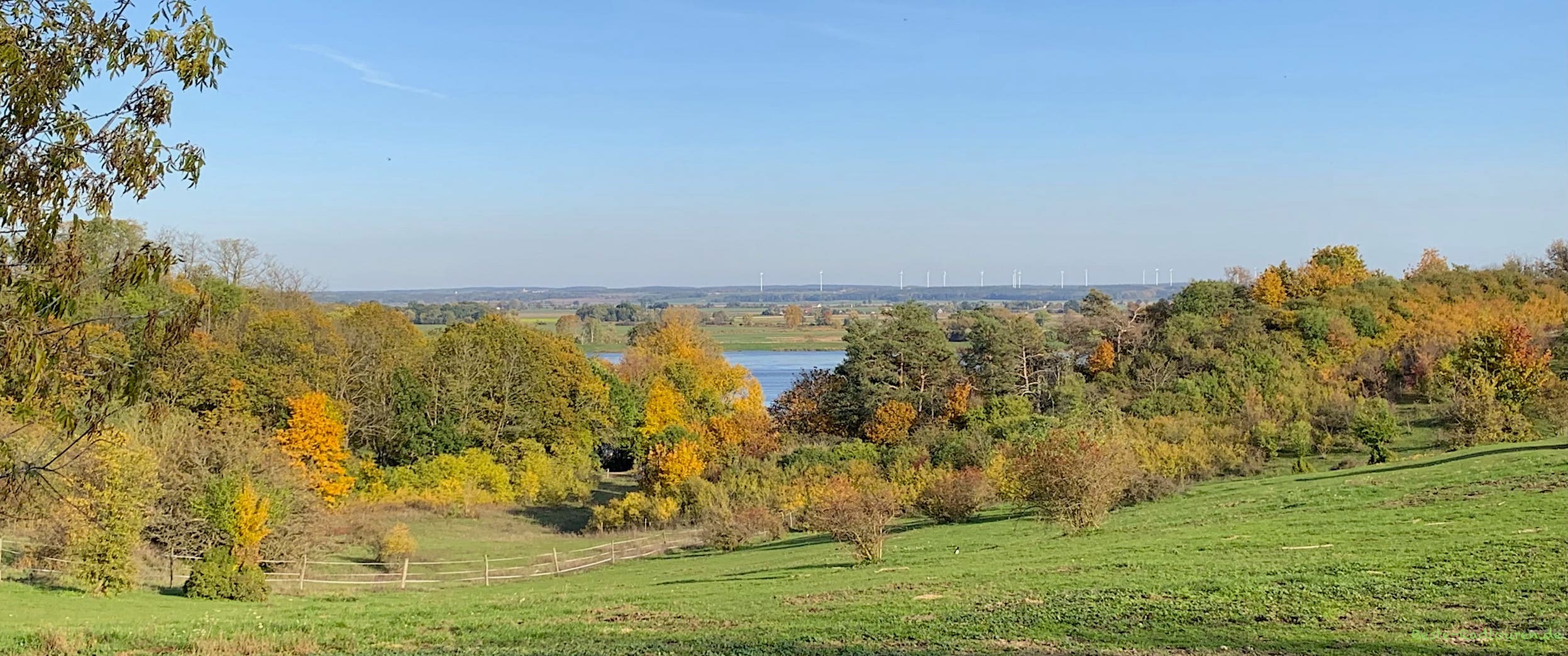 Oberhalb von Lebus: Aussicht vom Oderradweg auf die Oder-Landschaft und das Flussbett