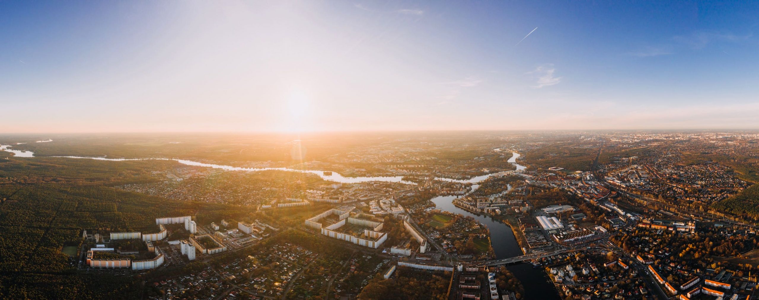 Dahme und Spree von oben im Sonnenaufgang, weite Teile Berlins, vor allem Köpenick und Umgebung
