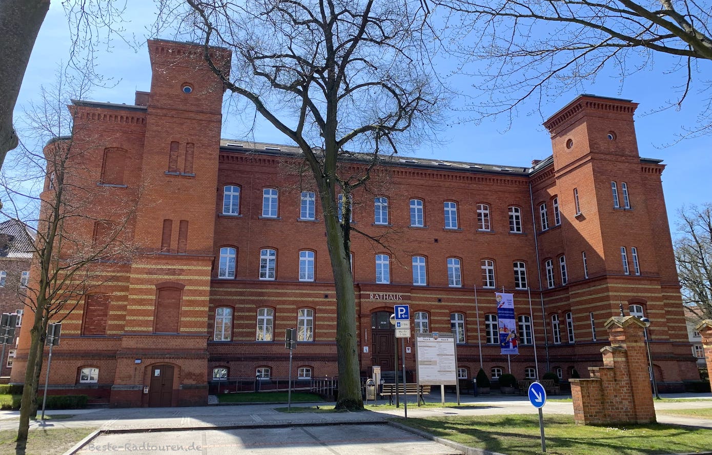 Neuruppin Rathaus, Front, Foto von der Wallanlage Kasernenallee aus