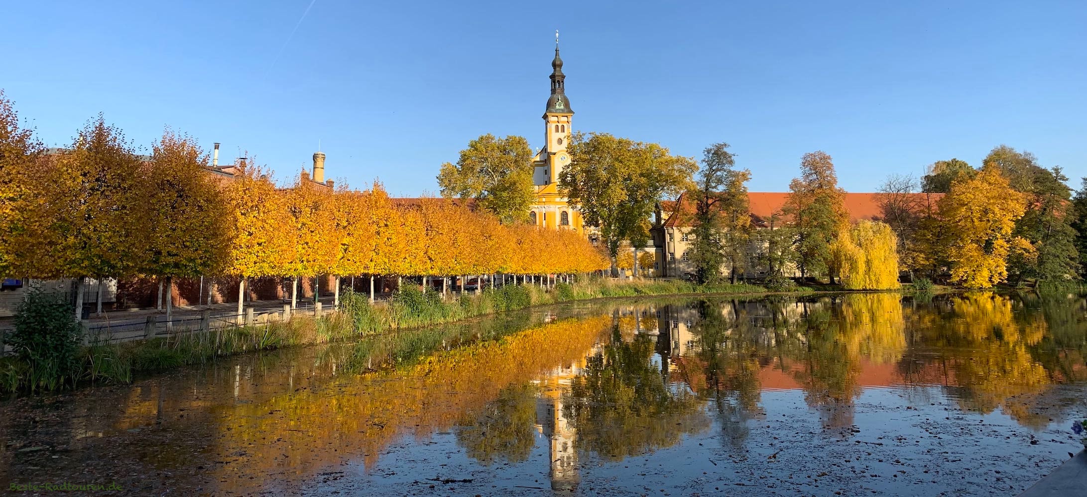 Kloster Neuzelle im Herbst, im Vordergrund der Klosterteich, Foto von vorn