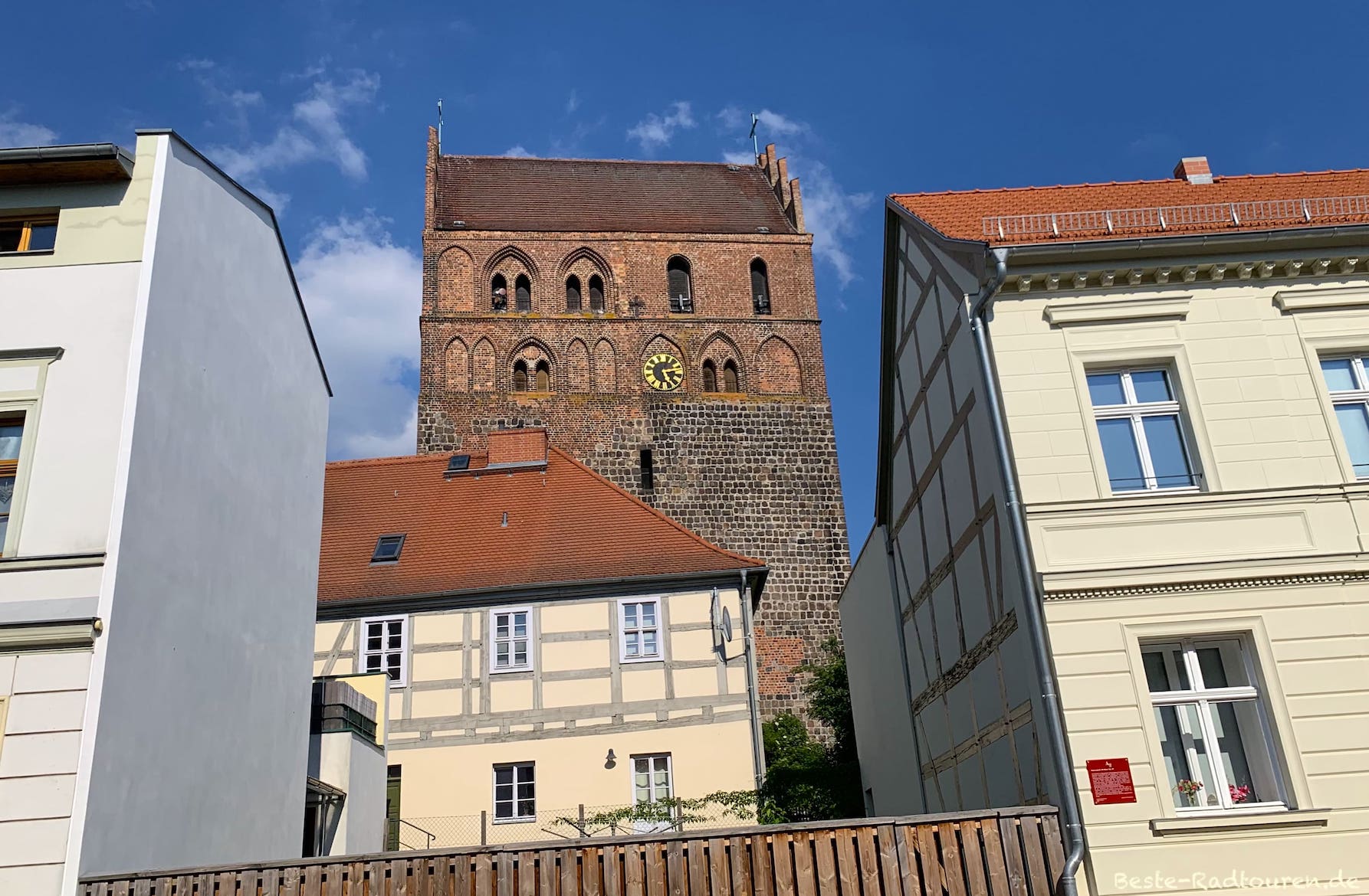Berliner Straße in Angermünde: Turm der Kirche St. Marien zwischen Altbauten und Fachwerk-Häusern