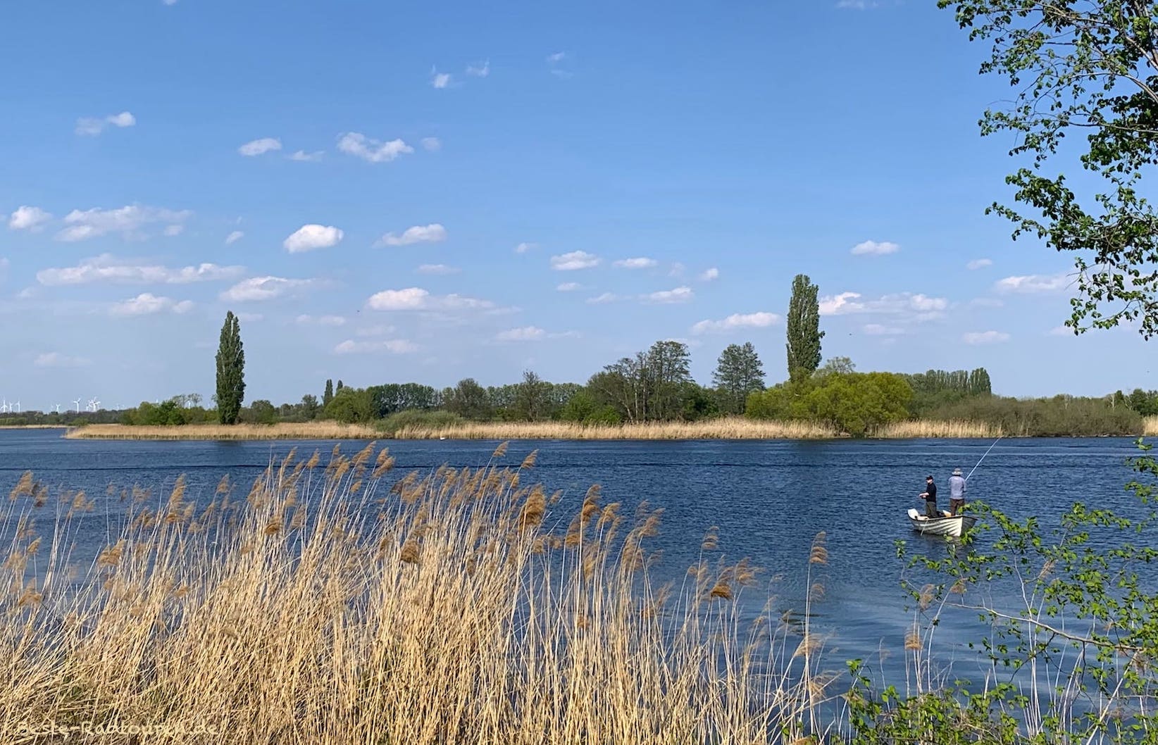 Angler in einem Boot auf der Havel am Phöbener Bruch, Angeln erlaubt