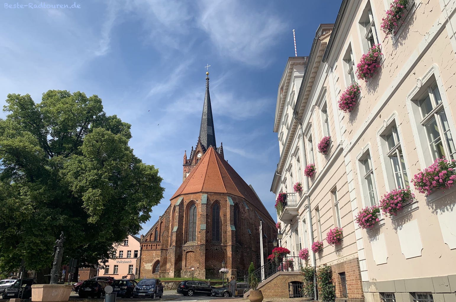 Bad Freienwalde Zentrum: Kirche St. Nikolai (Foto von hinten) und Brunnen