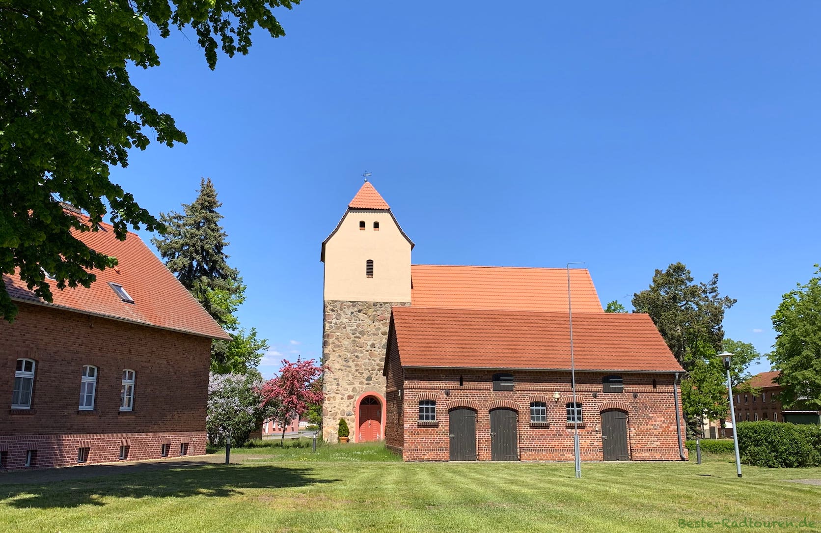 Kirche Prensdorf (Gemeinde Dahmetal), Foto vom Dahme-Radweg aus