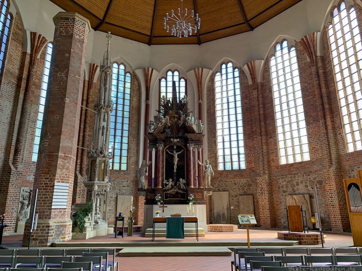 Innenraum der St.-Marien-Domkirche von Fürstenwalde, Foto von hinten Richtung Altar