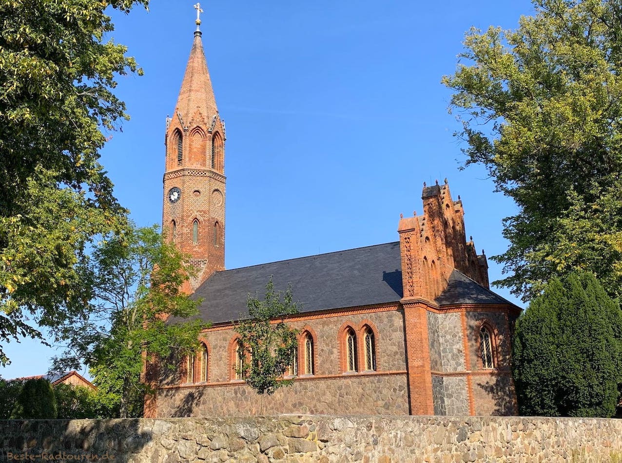 Dorfkirche Brodowin (Barnim), Foto vom Radweg aus und vom Osten her