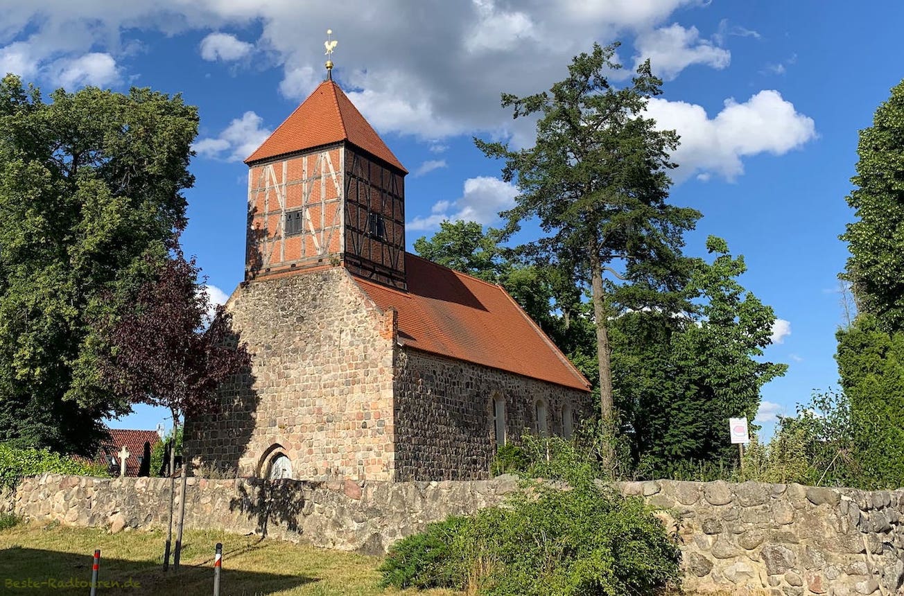 Dorfkirche Gandenitz, Uckermark, Foto vom Radweg aus