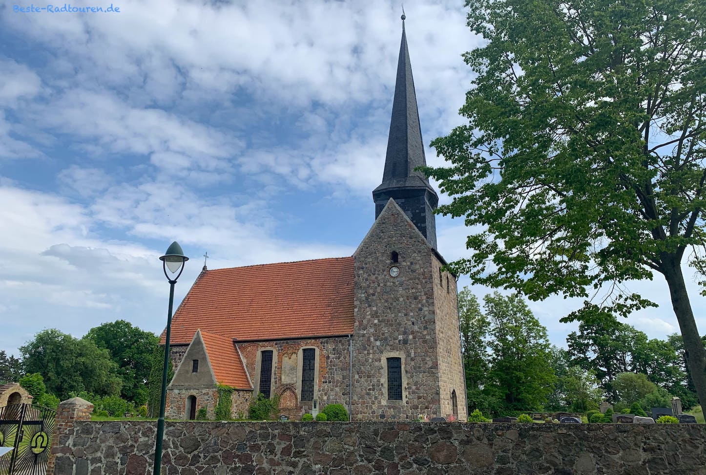 Foto vom Radweg aus: Kirche von Kraatz, Gemeinde Gransee