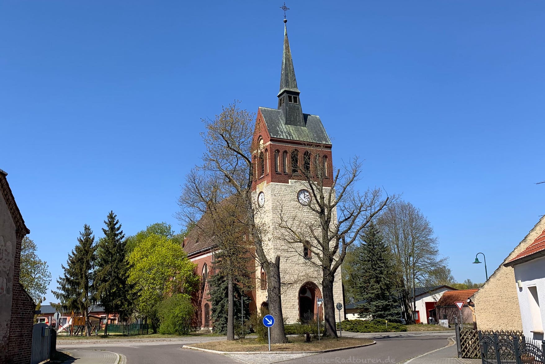 Dorfkirche Markgrafpieske, Foto vom Radweg aus