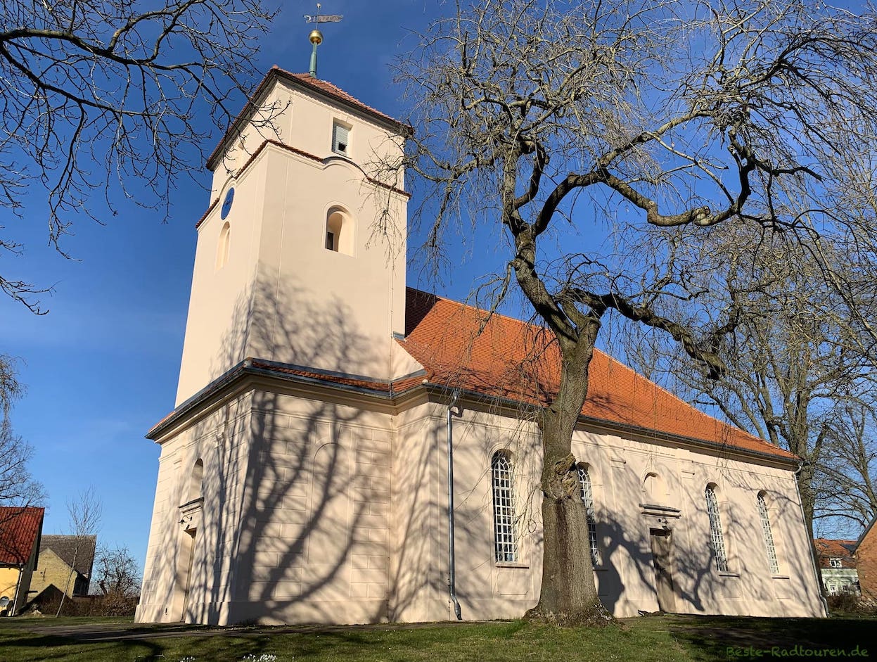 Dorfkirche Marwitz (Oberkrämer), Foto vom Radweg aus