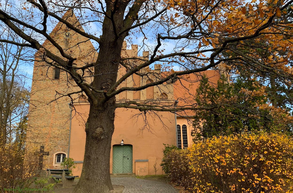 Foto von vorn: Kirche von Seegefeld (Falkensee)