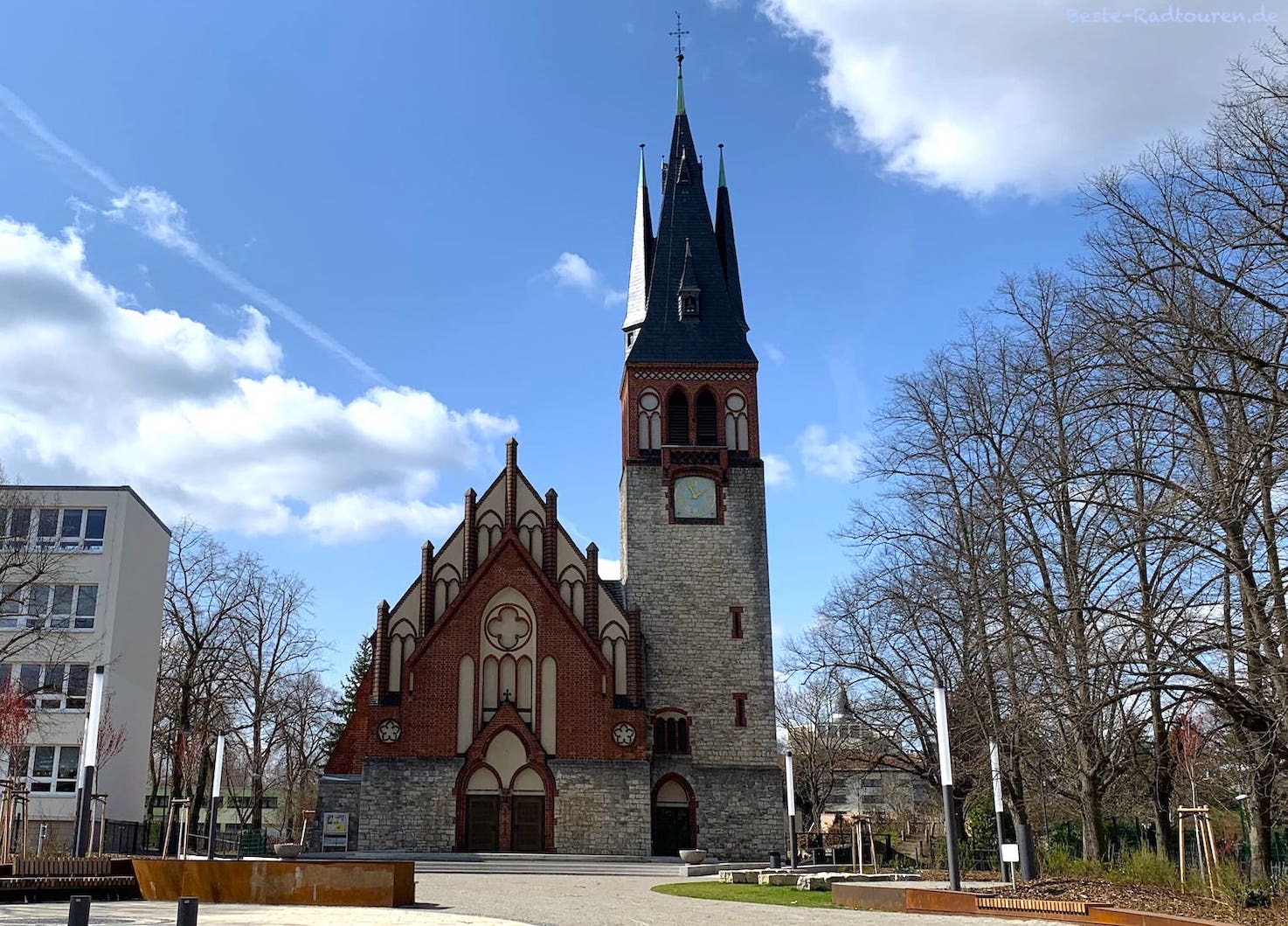 Genezareth-Kirche in Erkner-Zentrum, Foto vom Radweg aus