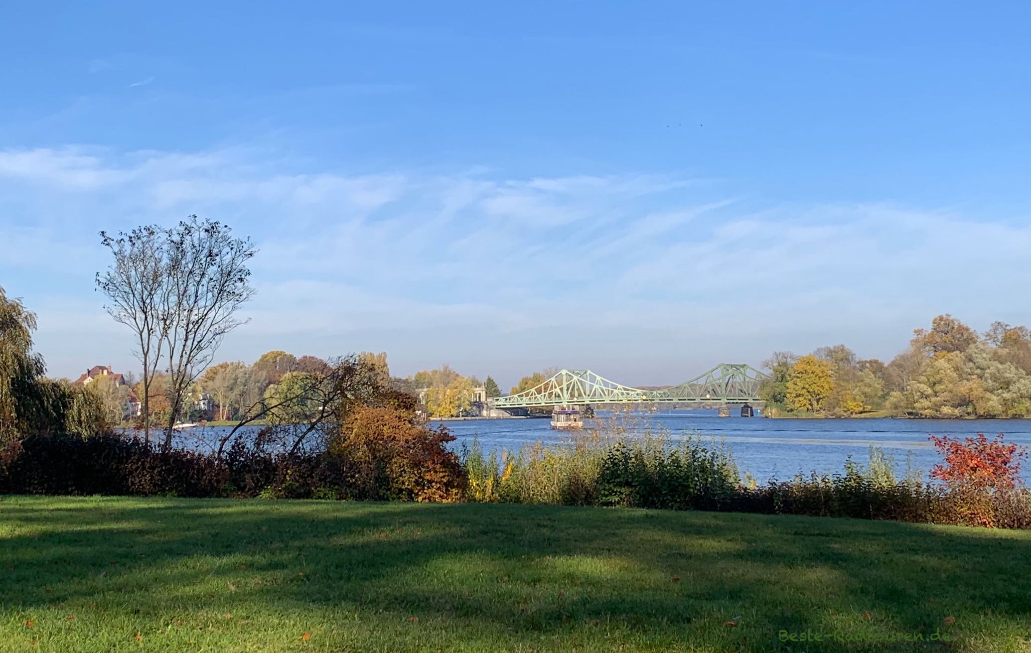 Die Glienicker Brücke, Foto vom Babelsberger Park aus, dazwischen die Havel