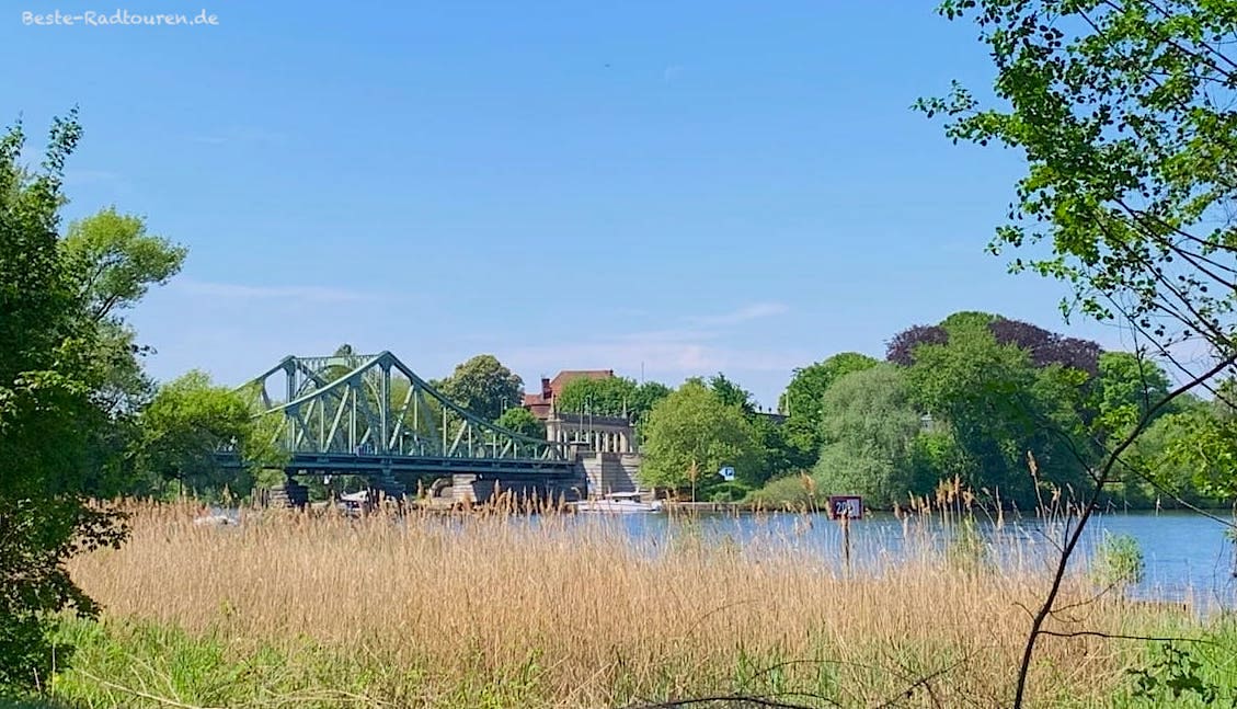 Glienicker Brücke, Foto vom Radweg am Glienicker Schlosspark aus