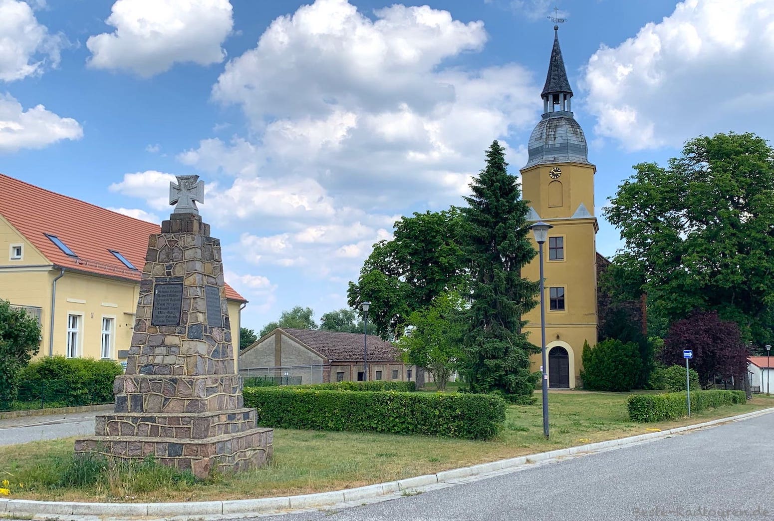 Groß Leuthen, Kriegsdenkmal und Kirche - Foto vom Osten her