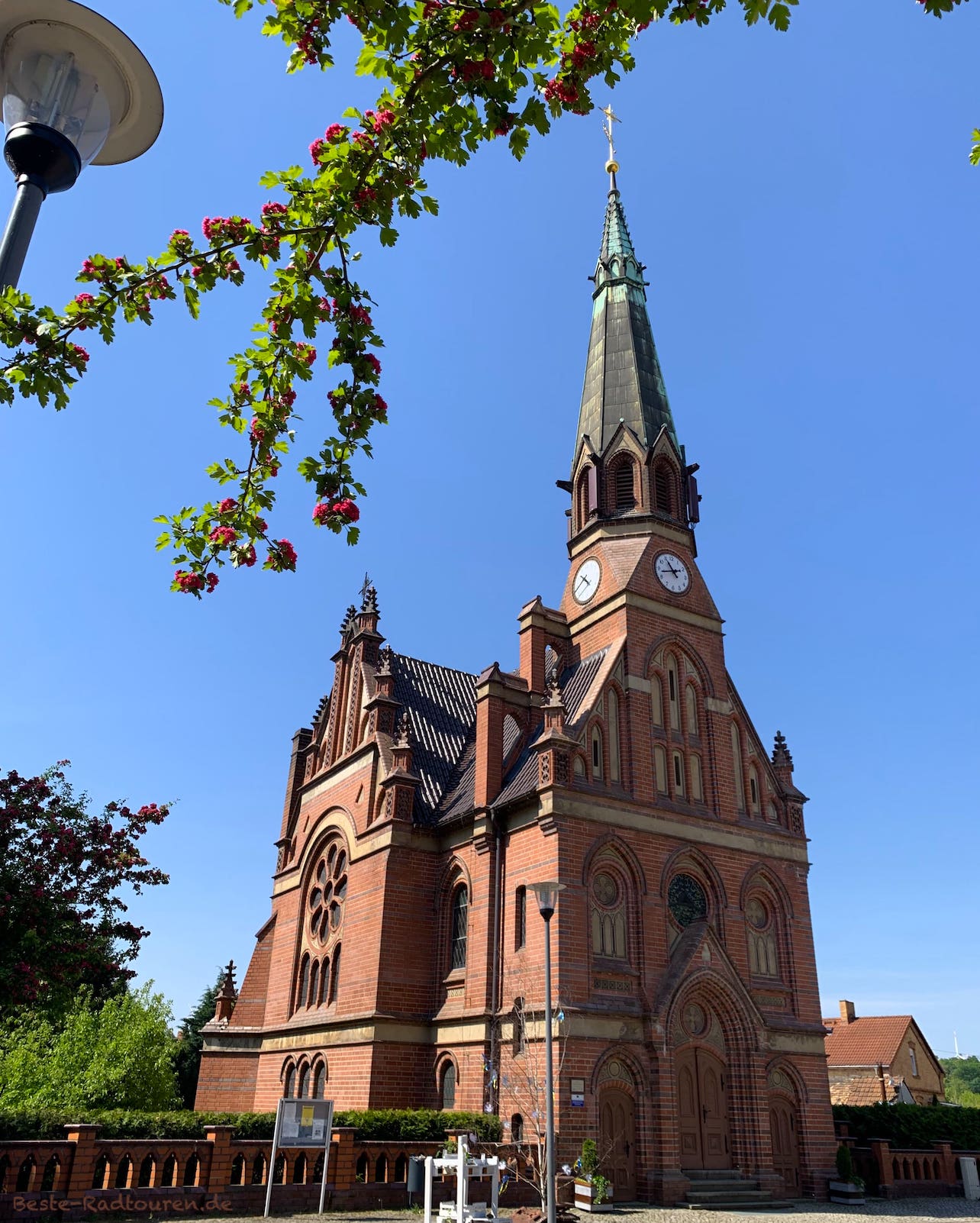 Foto vom Radweg aus: Henrietten-Kirche Annahütte (Gemeinde Schipkau)