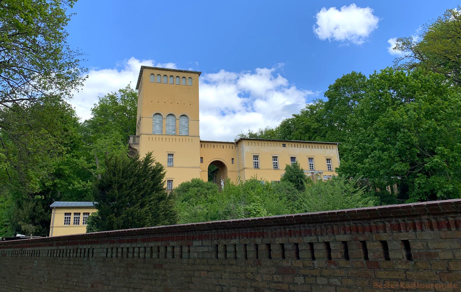 Das Hofgärtner- und Maschinenhaus im Schlosspark Glienicke, Foto vom Radweg aus