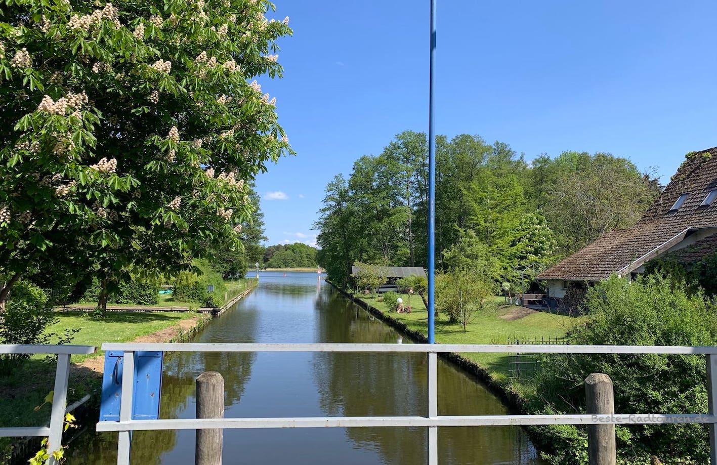 Foto vom Hofjagdweg aus: Auf der Hebebrücke über den Kanal zwischen Großer Moddersee und Schulzensee