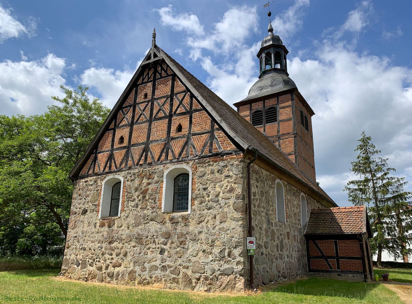 Dorfkirche von Laaslich, Prignitz - Foto von hinten
