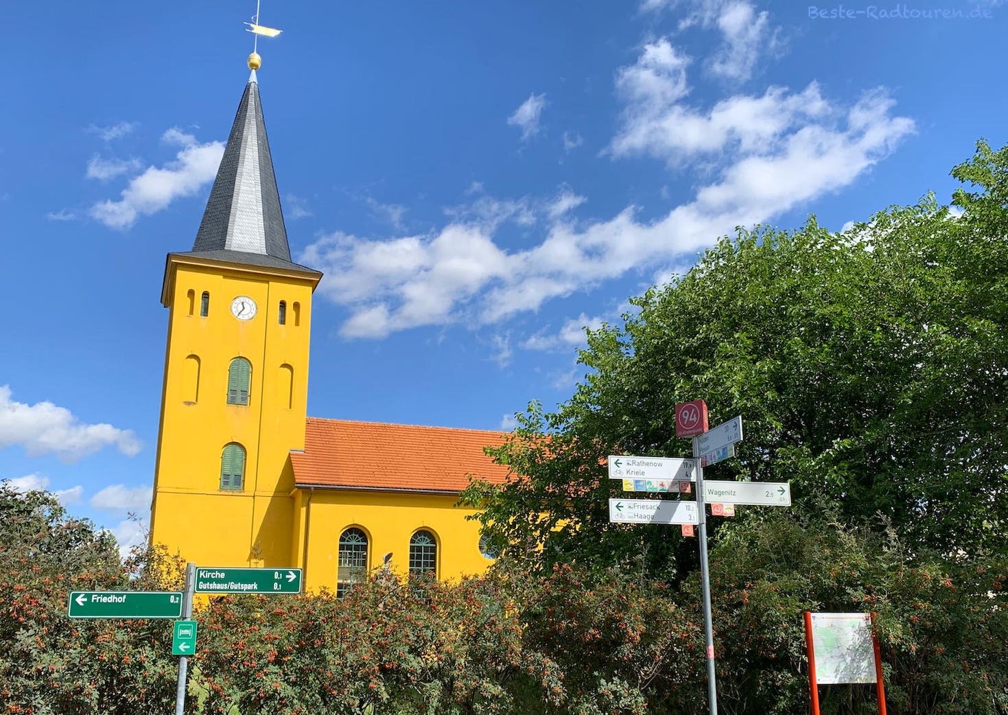 Gelbe Dorfkirche von Senzke am Havelland-Radweg