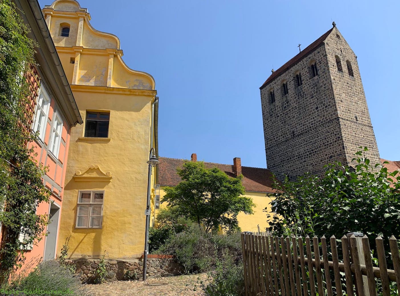 Foto vom Klostersteig in Ziesar aus: Kirche St. Crucis, Wohngebäude ehemaliges Kloster
