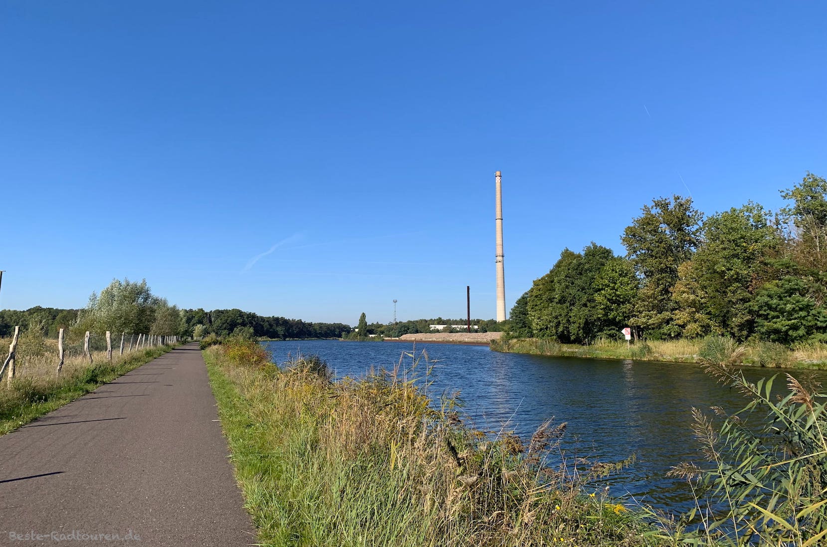 Elbe-Havel-Radweg am Elbe-Havel-Kanal zwischen Genthin und Wusterwitz, Foto vom Westen her