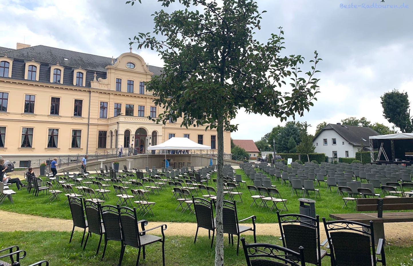 Schloss Ribbeck im Havelland, Schlosshof / Innenhof, Veranstaltung mit Bühne und Bestuhlung