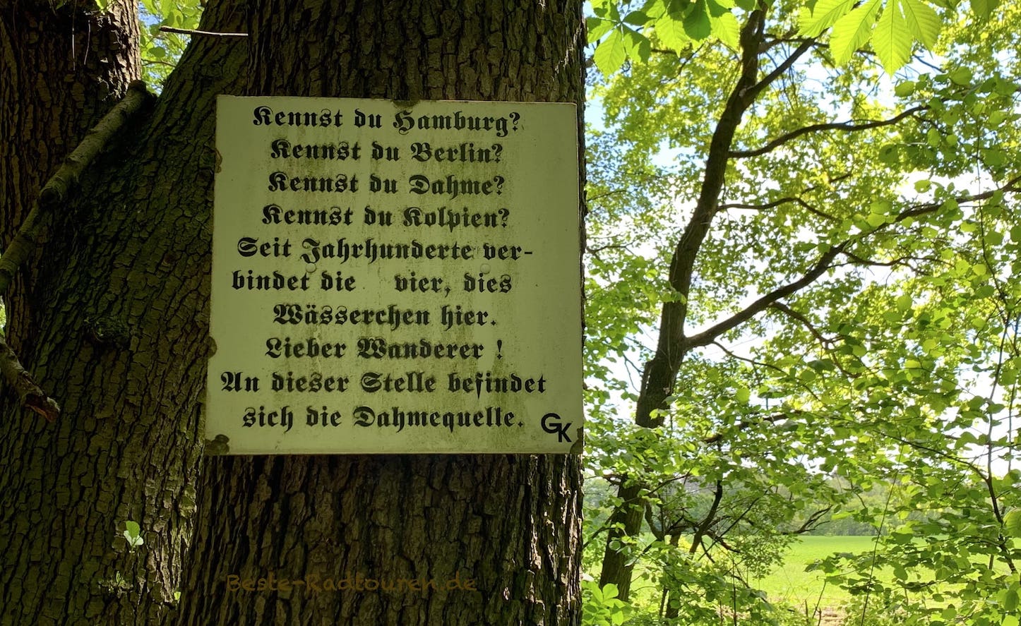 Ziel vom Dahme-Radweg: Tafel / Schild, das 2 km entfernt von Schöna-Kolpien im Wald die Dahme-Quelle anzeigt