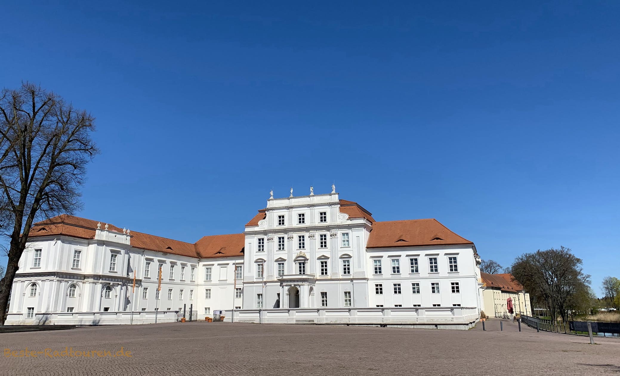 Schloss Oranienburg, Front, Vorplatz; rechts die Havel