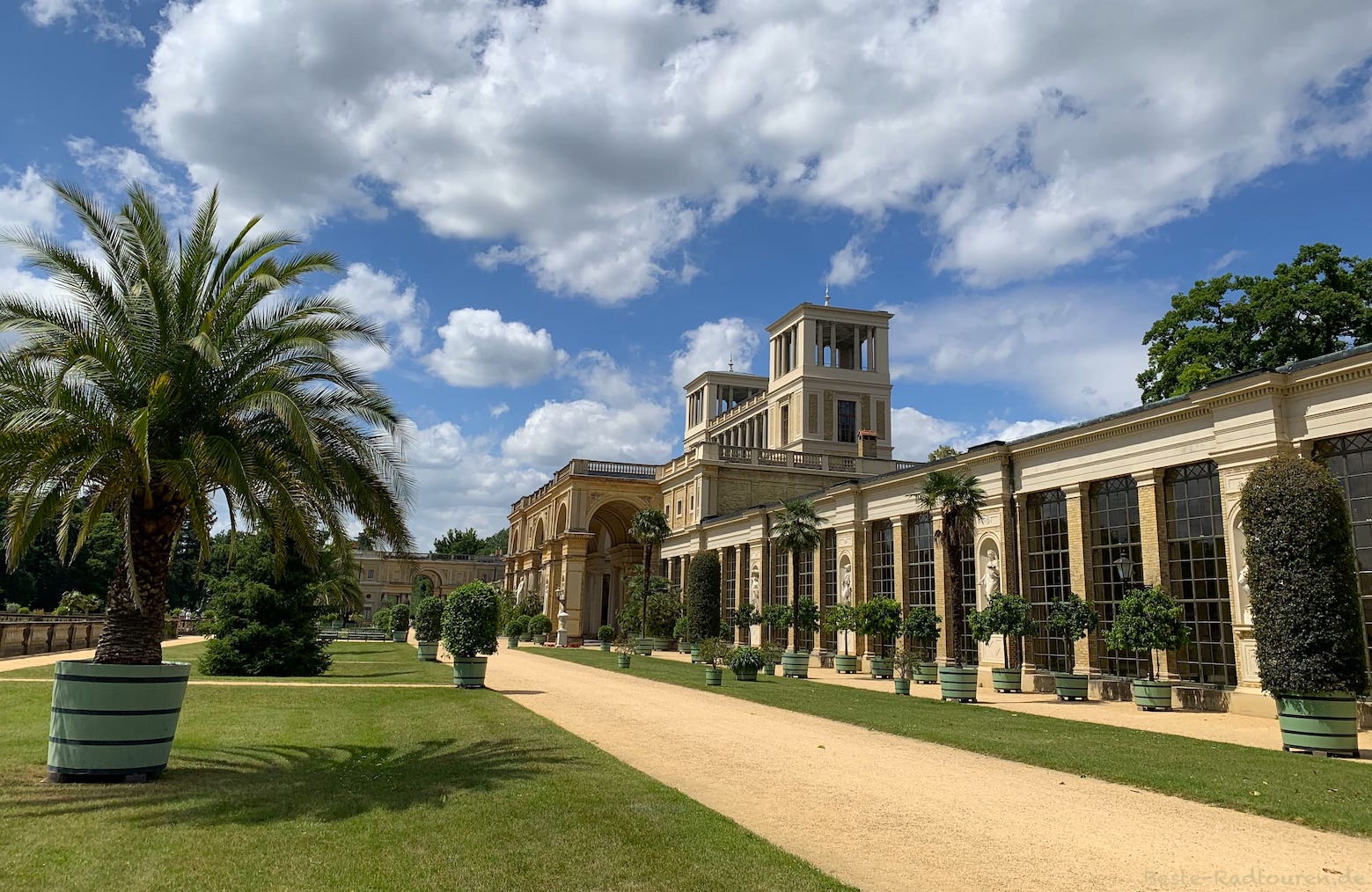 Die gigantisch große Neue Orangerie im Schlosspark Sanssouci