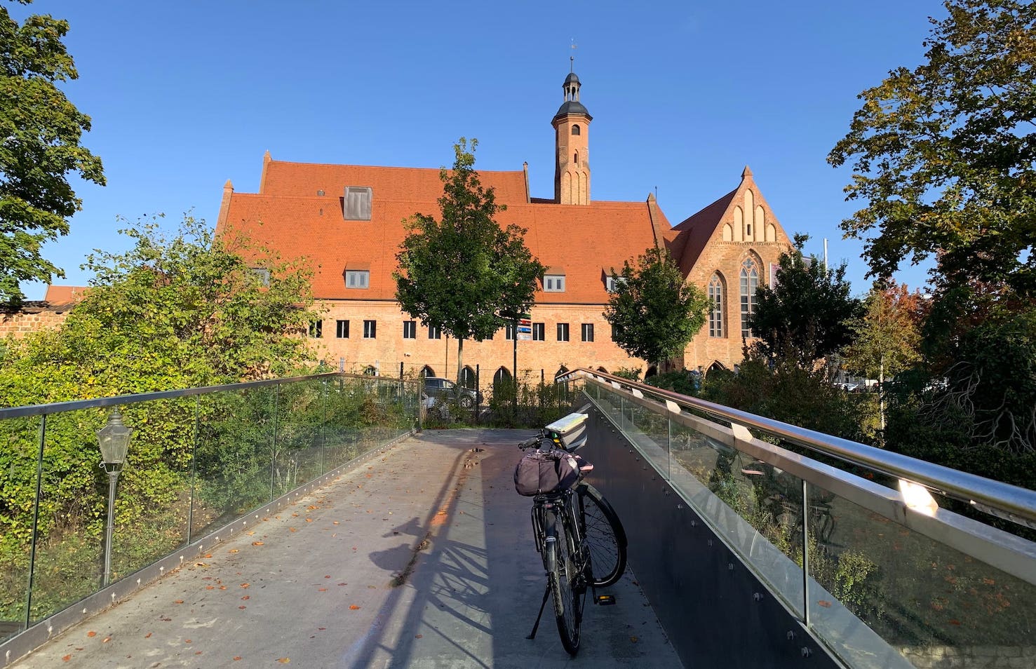 St.Pauli-Kloster in Brandenburg an der Havel, Archäologisches Landesmuseum, Foto von der Fußgängerbrücke Brandenburger Stadtkanal