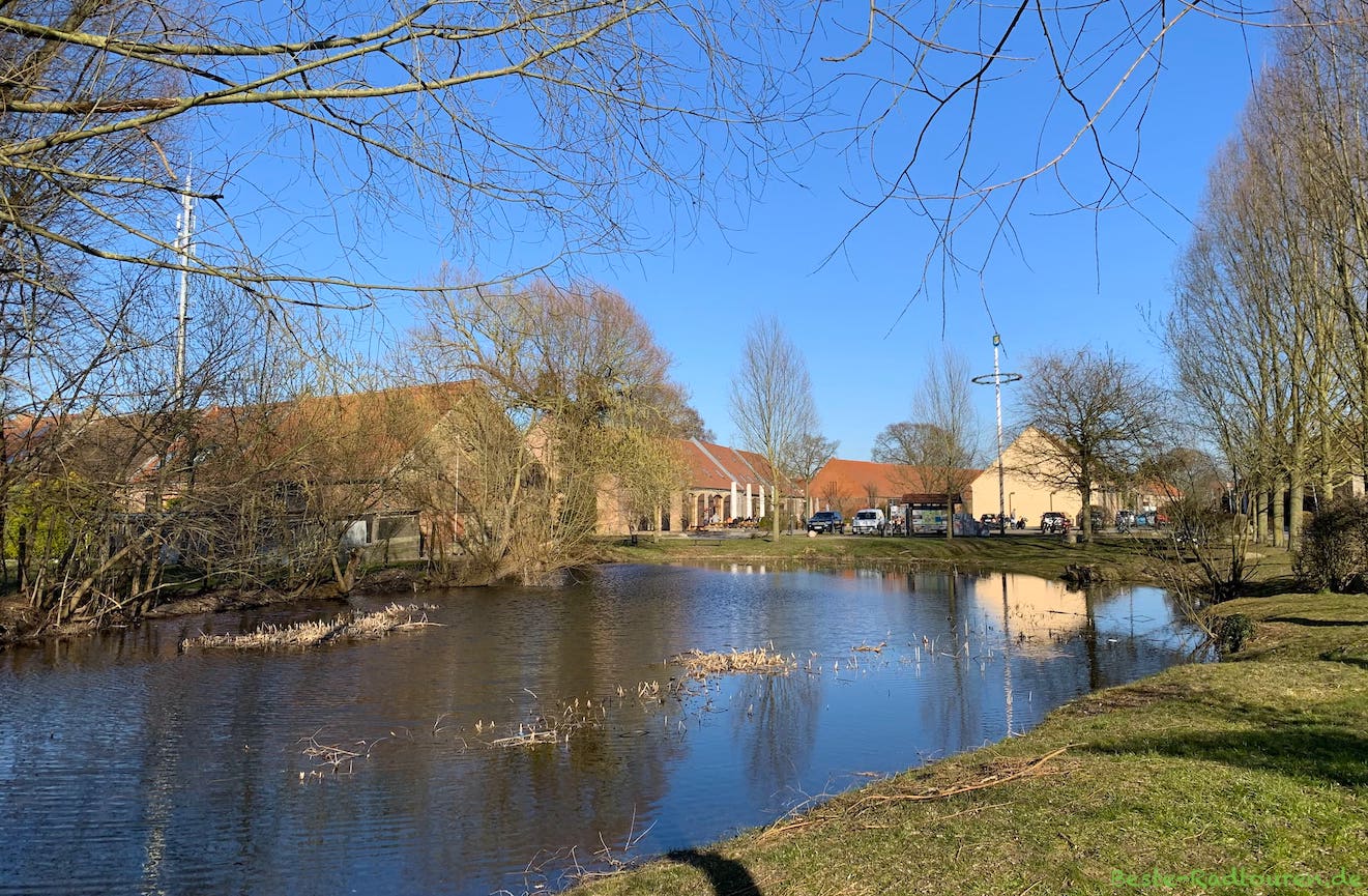 Teich im Scheunenviertel Kremmen, Foto vom Westen her