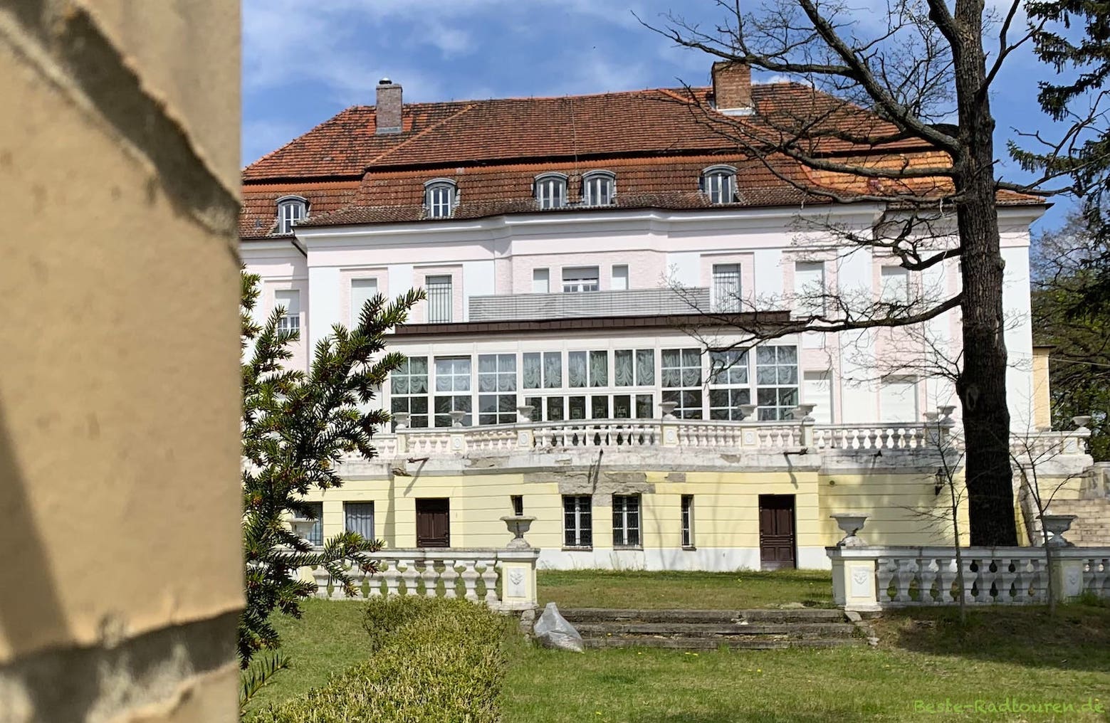 Schloss bzw. Theaterschloss Briesen (Gemeinde Halbe), Foto durch den Zaun
