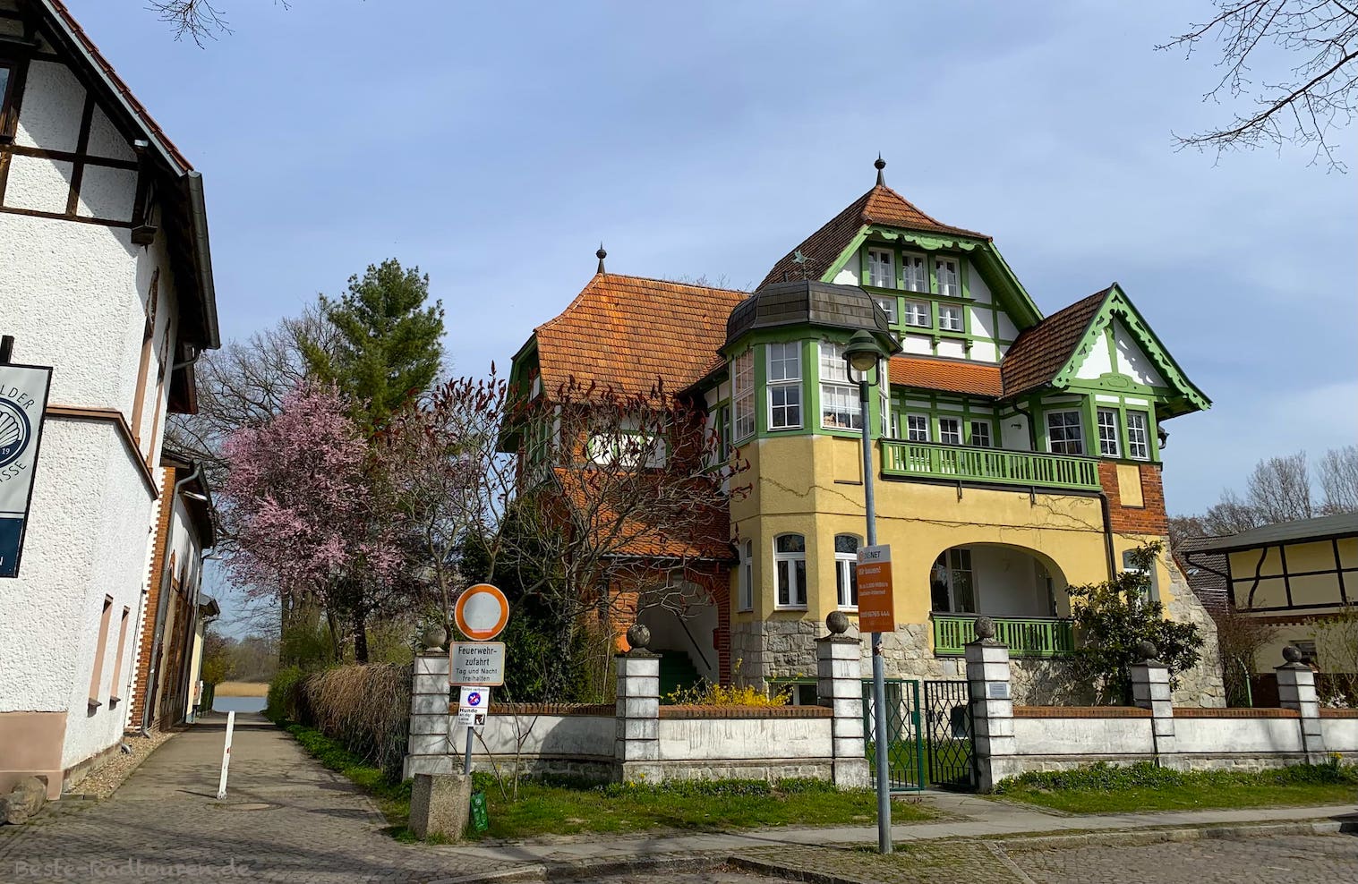 Villa in Seefeld, Zugang oder Weg zum Haussee, Foto von der Straße aus