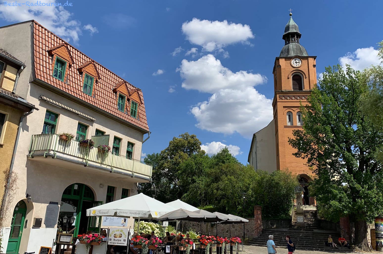 Marktplatz und Stadtpfarrkirche in Buckow/ Märkische Schweiz, Foto vom Radweg her, Restaurant mit Außenbereich / Biergarten