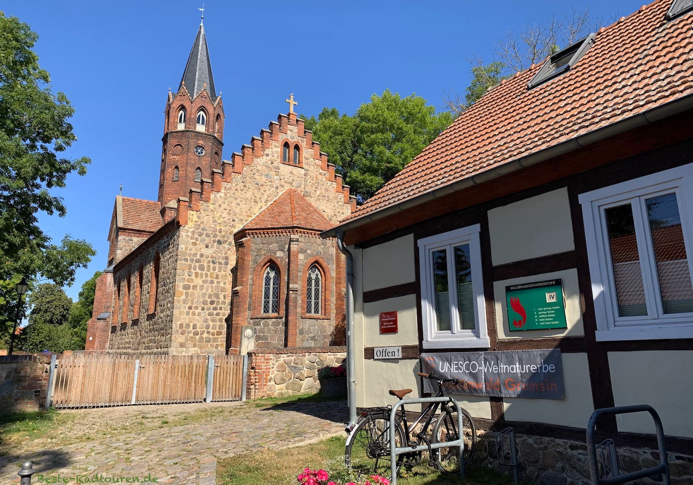 Foto vom Radweg: Altkünkendorf, Kirche und Gemeindehaus