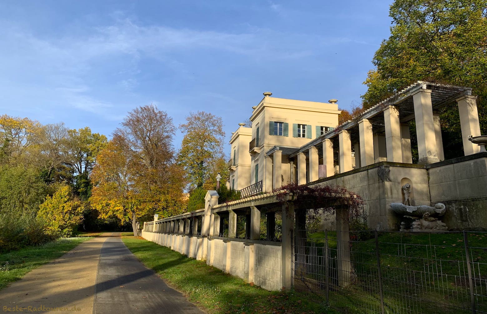 Potsdam, Casino Glienicke zwischen Schloss Glienicke und der Havel, Foto vom Radweg aus